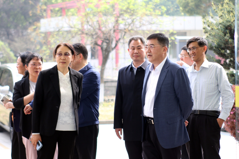 【镇江市政协党组副书记、副主席吴彤到游艇会yth206药业开展“加强新污染物治理”主题调研】的配图